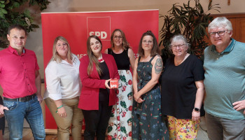 Die Landesvorsitzende mit dem neugewählten UB-Vorstand (ohne Beisitzer und weitere Mitglieder; von links nach rechts): Michael Kittelberger, Tanja Tütken, Landesvorsitzende Ronja Endres, Kathrin Pollack, Amelie Erber, Anette Fay, Bernd Lober
