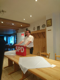 Norbert Ringler (Heilsbronn, SPD-Unterbezirksvorsitzender und Direktkandidat Landtag im Stimmkreis Ansbach-Nord) bei der Begrüßung